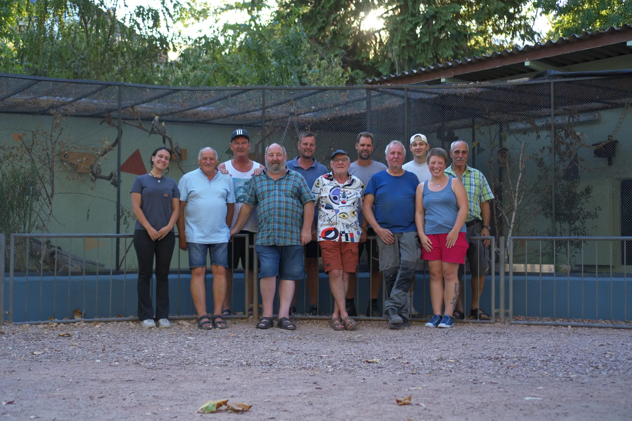 Das ehrenamtliche Team der IG Vogelvoliere vor der Voliere im Stadtpark Schopfheim